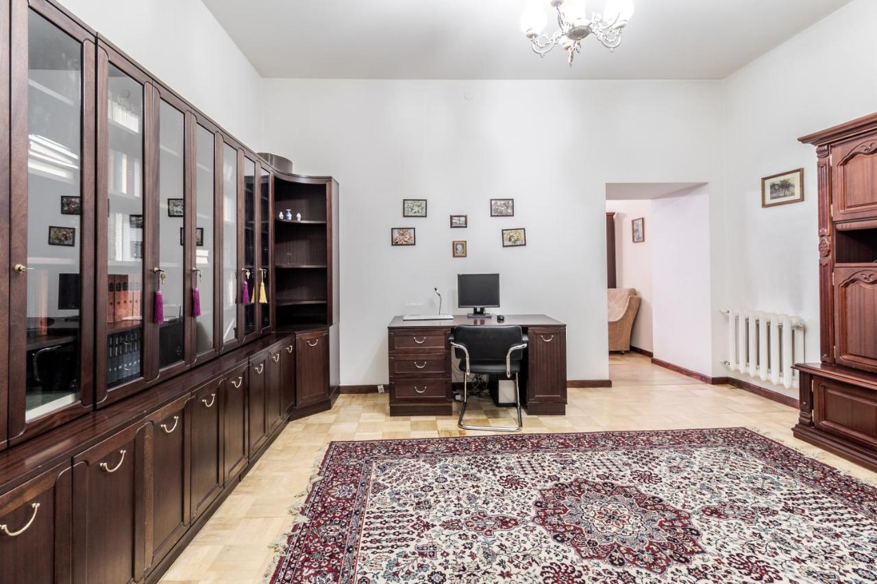 Doroshenka Antique Apartment Lviv Bagian luar foto
