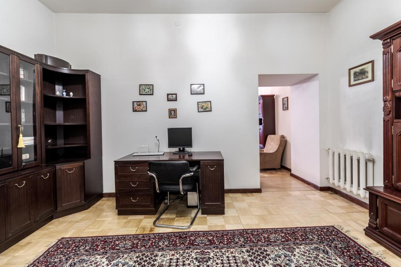 Doroshenka Antique Apartment Lviv Bagian luar foto